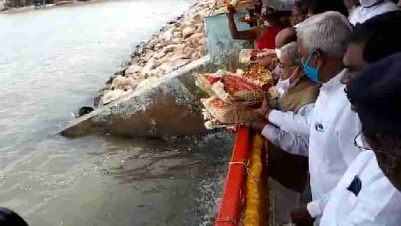 ಸಂಪೂರ್ಣ ಭರ್ತಿಯಾದ ಆಲಮಟ್ಟಿ ಸಾಗರಕ್ಕೆ ಗಂಗಾಪೂಜೆ ನೆರವೇರಿಸಿದ ಮುಖ್ಯಮಂತ್ರಿ ಬಸವರಾಜ ಬೊಮ್ಮಾಯಿ