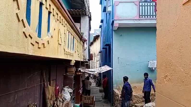 ಎಣ್ಣೆ ಪಾರ್ಟಿ ಮಾಡಿ ಮಲಗಿದ್ದ ಸ್ನೇಹಿತನ ತಲೆ ಮೇಲೆ ಸಿಮೆಂಟ್ ಇಟ್ಟಿಗೆ ಎತ್ತಿಹಾಕಿ ಹತ್ಯೆ, ಆರೋಪಿಗಳು ವಶಕ್ಕೆ ಎಣ್ಣೆ ಪಾರ್ಟಿ ಮಾಡಿ ಮಲಗಿದ್ದ ಸ್ನೇಹಿತನ ತಲೆ ಮೇಲೆ ಸಿಮೆಂಟ್ ಇಟ್ಟಿಗೆ ಎತ್ತಿಹಾಕಿ ಹತ್ಯೆ, ಆರೋಪಿಗಳು ವಶಕ್ಕೆ