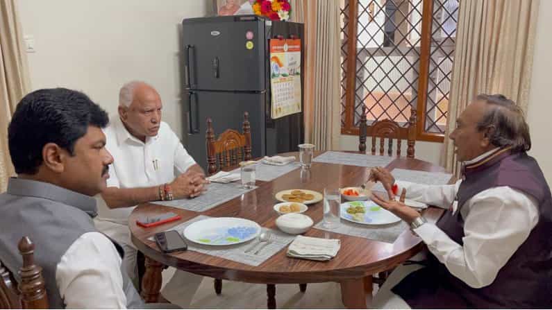 Shivamogga: ಯಡಿಯೂರಪ್ಪ-ಈಶ್ವರಪ್ಪ ಭೇಟಿ: ಟಿಫನ್ ಬ್ರೇಕ್ನಲ್ಲಿ ಒಂದಾದ ಕುಚಿಕು ಗೆಳೆಯರು Shivamogga: ಯಡಿಯೂರಪ್ಪ-ಈಶ್ವರಪ್ಪ ಭೇಟಿ: ಟಿಫನ್ ಬ್ರೇಕ್ನಲ್ಲಿ ಒಂದಾದ ಕುಚಿಕು ಗೆಳೆಯರು