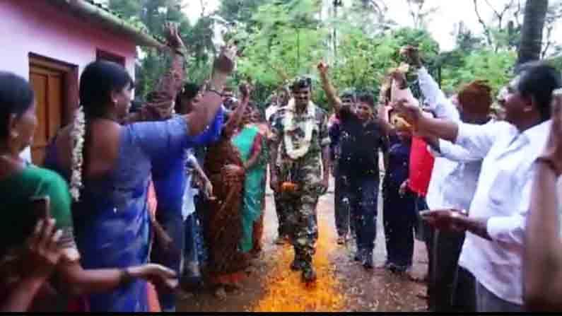 22 ವರ್ಷ ಸೇವೆ ಸಲ್ಲಿಸಿ ಹುಟ್ಟೂರಿಗೆ ಮರಳಿದ ವೀರ ಯೋಧನಿಗೆ ಭರ್ಜರಿ ಸ್ವಾಗತ; ಪುಷ್ಪಾರ್ಚನೆ, ಜೈಕಾರ ಕೂಗಿದ ಜನ 22 ವರ್ಷ ಸೇವೆ ಸಲ್ಲಿಸಿ ಹುಟ್ಟೂರಿಗೆ ಮರಳಿದ ವೀರ ಯೋಧನಿಗೆ ಭರ್ಜರಿ ಸ್ವಾಗತ; ಪುಷ್ಪಾರ್ಚನೆ, ಜೈಕಾರ ಕೂಗಿದ ಜನ