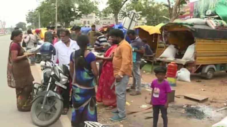 Corona Vaccine: ಹೊಟ್ಟೆ ಪಾಡಿಗಾಗಿ ಊರೂರು ಸುತ್ತುವ ಅಲೆಮಾರಿಗಳಿಗೆ ಸಿಕ್ಕಿಲ್ಲ ಕೊವಿಡ್ ಲಸಿಕೆ Corona Vaccine: ಹೊಟ್ಟೆ ಪಾಡಿಗಾಗಿ ಊರೂರು ಸುತ್ತುವ ಅಲೆಮಾರಿಗಳಿಗೆ ಸಿಕ್ಕಿಲ್ಲ ಕೊವಿಡ್ ಲಸಿಕೆ
