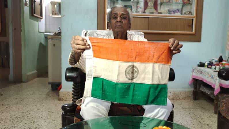ಸ್ವಾತಂತ್ರೋತ್ಸವದ ಜತೆಗೆ ಧಾರವಾಡದ 75 ವರ್ಷದ ಈ ರಾಷ್ಟ್ರಧ್ವಜಕ್ಕೂ ಅಮೃತ ಮಹೋತ್ಸವದ ಸಂಭ್ರಮ! ಸ್ವಾತಂತ್ರೋತ್ಸವದ ಜತೆಗೆ ಧಾರವಾಡದ 75 ವರ್ಷದ ಈ ರಾಷ್ಟ್ರಧ್ವಜಕ್ಕೂ ಅಮೃತ ಮಹೋತ್ಸವದ ಸಂಭ್ರಮ!