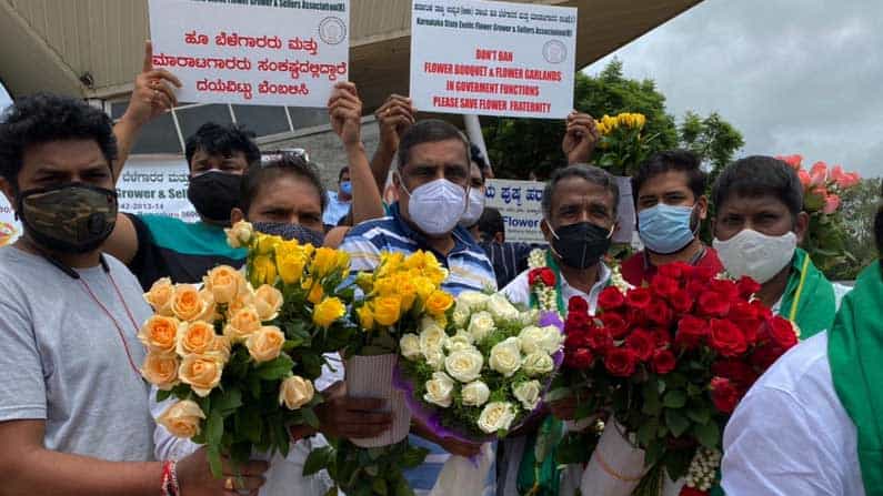 ಹಾರ, ಪೇಟ, ಶಾಲುಗೆ ಬ್ರೇಕ್; ರಾಜ್ಯ ಸರ್ಕಾರದ ಆದೇಶ ವಿರೋಧಿಸಿ ರೈತರಿಂದ ಧರಣಿ ಹಾರ, ಪೇಟ, ಶಾಲುಗೆ ಬ್ರೇಕ್; ರಾಜ್ಯ ಸರ್ಕಾರದ ಆದೇಶ ವಿರೋಧಿಸಿ ರೈತರಿಂದ ಧರಣಿ