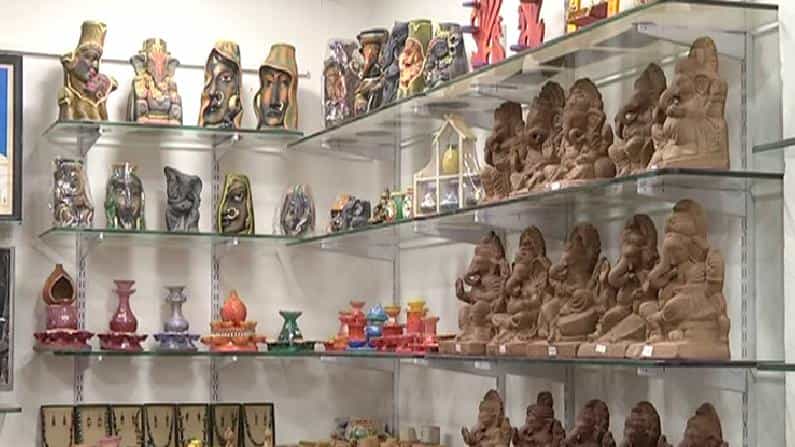 ಕಲಬುರಗಿ: ಪರಿಸರ ಪ್ರಿಯ ಗಣಪನ ಮೂರ್ತಿ ರಚನೆ; ರಾಸಾಯನಿಕ ಬಣ್ಣ ಬಳಕೆಗೆ ಬ್ರೇಕ್ ಕಲಬುರಗಿ: ಪರಿಸರ ಪ್ರಿಯ ಗಣಪನ ಮೂರ್ತಿ ರಚನೆ; ರಾಸಾಯನಿಕ ಬಣ್ಣ ಬಳಕೆಗೆ ಬ್ರೇಕ್