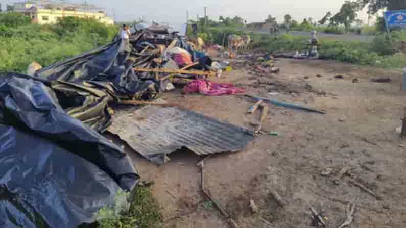 Gujarat Accident: ಚಾಲಕನ ನಿಯಂತ್ರಣ ತಪ್ಪಿ ಗುಡಿಸಲಿಗೆ ನುಗ್ಗಿದ ಟ್ರಕ್; 8 ಜನರ ದುರ್ಮರಣ, ನಾಲ್ವರಿಗೆ ಗಂಭೀರ ಗಾಯ Gujarat Accident: ಚಾಲಕನ ನಿಯಂತ್ರಣ ತಪ್ಪಿ ಗುಡಿಸಲಿಗೆ ನುಗ್ಗಿದ ಟ್ರಕ್; 8 ಜನರ ದುರ್ಮರಣ, ನಾಲ್ವರಿಗೆ ಗಂಭೀರ ಗಾಯ