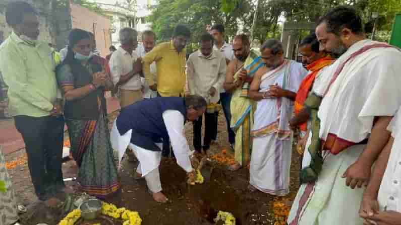 ಕೋಟೆ ಆಂಜನೇಯ ದೇಗುಲ ಆವರಣ ಅಭಿವೃದ್ಧಿಗೆ 2 ಕೋಟಿ ರೂಪಾಯಿ; ಸಚಿವ ಕೆ. ಎಸ್. ಈಶ್ವರಪ್ಪರಿಂದ ಗುದ್ದಲಿ ಪೂಜೆ