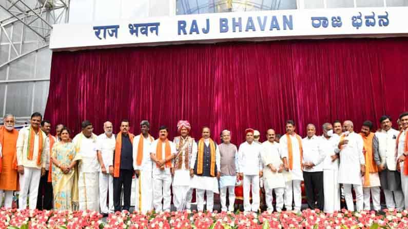 Karnataka cabinet ದೇವರು, ಗೋಮಾತೆ ಮತ್ತು ರೈತರ ಹೆಸರಲ್ಲಿ ನೂತನ ಸಚಿವರ ಪ್ರಮಾಣ ವಚನ