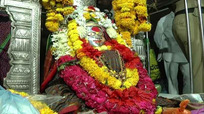 ಈ ಗ್ರಾಮದಲ್ಲಿ ಮಂಚ, ಹಾಸಿಗೆ, ಛತ್ರಿ ಏನೂ ಬಳಸುವುದಿಲ್ಲ; ಈ ದೇವಿಗೆ ವಿರುದ್ಧವಾಗಿ ಊರ ಯಾವ ಜನರೂ ನಡೆಯುವುದಿಲ್ಲ ಈ ಗ್ರಾಮದಲ್ಲಿ ಮಂಚ, ಹಾಸಿಗೆ, ಛತ್ರಿ ಏನೂ ಬಳಸುವುದಿಲ್ಲ; ಈ ದೇವಿಗೆ ವಿರುದ್ಧವಾಗಿ ಊರ ಯಾವ ಜನರೂ ನಡೆಯುವುದಿಲ್ಲ