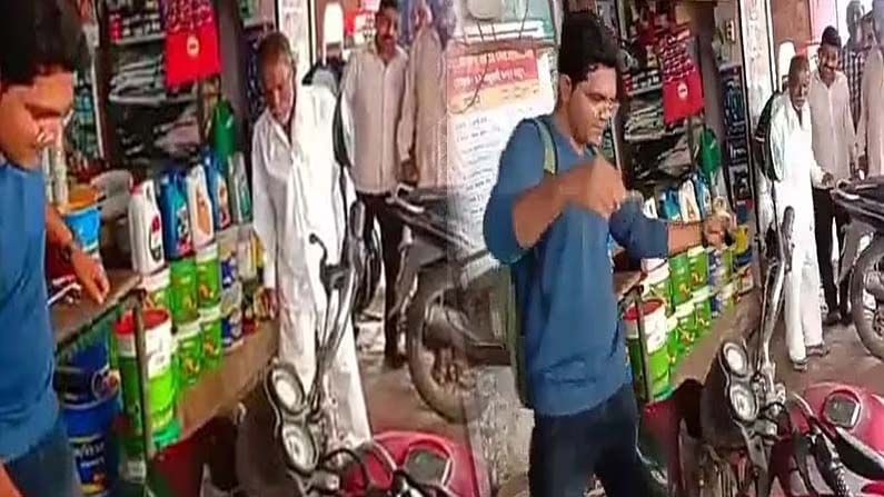 Shocking News: ಬೈಕ್ ಹ್ಯಾಂಡಲ್ನಿಂದ ವಿಚಿತ್ರ ಶಬ್ದ; ತೆರೆದು ನೋಡಿದ್ರೆ 5 ಅಡಿ ಉದ್ದದ ನಾಗರಹಾವು!
