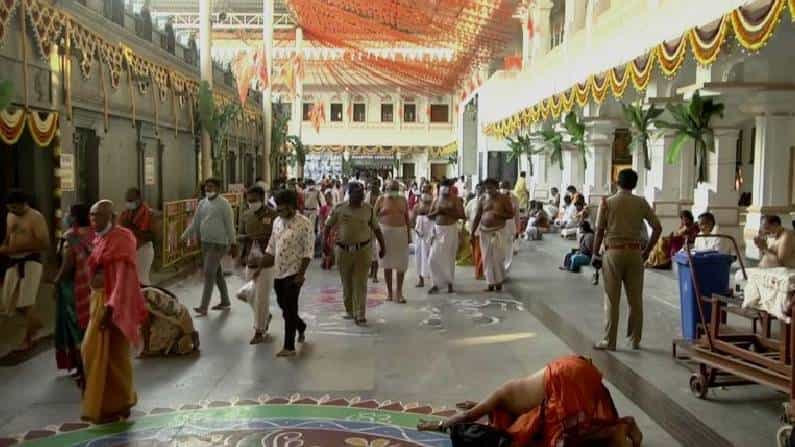 ಮಂತ್ರಾಲಯದಲ್ಲಿ ಮಧ್ಯರಾಧನೆ: ತಿರುಪತಿ ತಿರುಮಲದಿಂದ ಬಂದ ಶೇಷವಸ್ತ್ರ ರಾಯರ ಬೃಂದಾವನಕ್ಕೆ ಸಮರ್ಪಣೆ ಮಂತ್ರಾಲಯದಲ್ಲಿ ಮಧ್ಯರಾಧನೆ: ತಿರುಪತಿ ತಿರುಮಲದಿಂದ ಬಂದ ಶೇಷವಸ್ತ್ರ ರಾಯರ ಬೃಂದಾವನಕ್ಕೆ ಸಮರ್ಪಣೆ