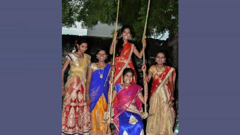 ಕಲಬುರಗಿ: ನಾಗರ ಪಂಚಮಿ ಹಬ್ಬದ ದಿನ ಕೊಬ್ಬರಿ ಕುಬ್ಬಸ ನೀಡಿ, ಜೋಕಾಲಿ ಆಡುವುದು ವಾಡಿಕೆ ಕಲಬುರಗಿ: ನಾಗರ ಪಂಚಮಿ ಹಬ್ಬದ ದಿನ ಕೊಬ್ಬರಿ ಕುಬ್ಬಸ ನೀಡಿ, ಜೋಕಾಲಿ ಆಡುವುದು ವಾಡಿಕೆ