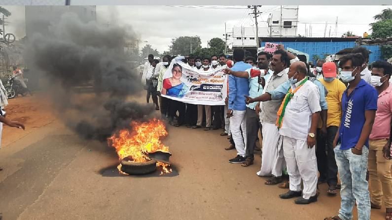 ಶಾಸಕಿ ಪೂರ್ಣಿಮಾ ಬೆಂಬಲಿಗರಿಂದ ಪ್ರತಿಭಟನೆ; ಮಂತ್ರಿ ಸ್ಥಾನ ನೀಡದಕ್ಕೆ ಟೈರಿಗೆ ಬೆಂಕಿ ಹಚ್ಚಿ ಆಕ್ರೋಶ