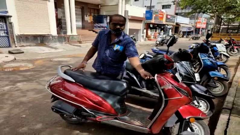 2 ಲಕ್ಷ ರೂ ಪಿ.ಎಫ್. ಹಣವನ್ನ ಬ್ಯಾಂಕ್ ಮುಂದೆ ನಿಲ್ಲಿಸಿದ್ದ ಬೈಕ್ನಿಂದ ಹಾಡಹಗಲೇ ಎಗರಿಸಿದರು!