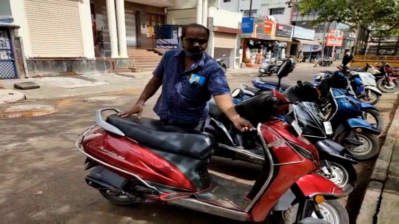 2 ಲಕ್ಷ ರೂ ಪಿ.ಎಫ್. ಹಣವನ್ನ ಬ್ಯಾಂಕ್ ಮುಂದೆ ನಿಲ್ಲಿಸಿದ್ದ ಬೈಕ್ನಿಂದ ಹಾಡಹಗಲೇ ಎಗರಿಸಿದರು! 2 ಲಕ್ಷ ರೂ ಪಿ.ಎಫ್. ಹಣವನ್ನ ಬ್ಯಾಂಕ್ ಮುಂದೆ ನಿಲ್ಲಿಸಿದ್ದ ಬೈಕ್ನಿಂದ ಹಾಡಹಗಲೇ ಎಗರಿಸಿದರು!