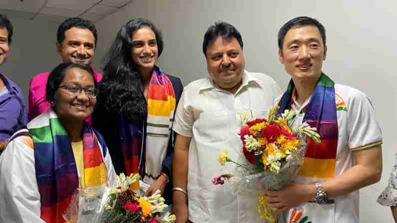 Tokyo Olympics: ಭಾರತಕ್ಕೆ ಆಗಮಿಸಿದ ಒಲಿಂಪಿಕ್ ಪದಕ ವಿಜೇತೆ ಪಿ.ವಿ ಸಿಂಧು; ವಿಮಾನ ನಿಲ್ದಾಣದಲ್ಲಿ ಅದ್ಧೂರಿ ಸ್ವಾಗತ