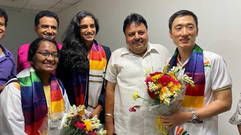 Tokyo Olympics: ಭಾರತಕ್ಕೆ ಆಗಮಿಸಿದ ಒಲಿಂಪಿಕ್ ಪದಕ ವಿಜೇತೆ ಪಿ.ವಿ ಸಿಂಧು; ವಿಮಾನ ನಿಲ್ದಾಣದಲ್ಲಿ ಅದ್ಧೂರಿ ಸ್ವಾಗತ Tokyo Olympics: ಭಾರತಕ್ಕೆ ಆಗಮಿಸಿದ ಒಲಿಂಪಿಕ್ ಪದಕ ವಿಜೇತೆ ಪಿ.ವಿ ಸಿಂಧು; ವಿಮಾನ ನಿಲ್ದಾಣದಲ್ಲಿ ಅದ್ಧೂರಿ ಸ್ವಾಗತ