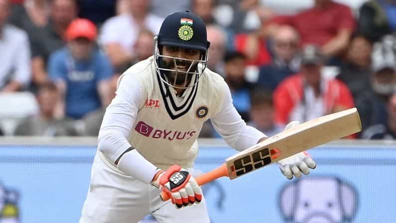ಭಾರತದ ಸ್ಟಾರ್ ಆಲ್ ರೌಂಡರ್ ರವೀಂದ್ರ ಜಡೇಜಾ ಇಂಗ್ಲೆಂಡ್ ವಿರುದ್ಧ ನಾಟಿಂಗ್ ಹ್ಯಾಮ್ ಟೆಸ್ಟ್ ನಲ್ಲಿ ಇತಿಹಾಸ ನಿರ್ಮಿಸಿದ್ದಾರೆ. ಮೊದಲ ಟೆಸ್ಟ್ ನ ಮೂರನೇ ದಿನ 18 ರನ್ ಗಳಿವುದರೊಂದಿಗೆ ರವೀಂದ್ರ ಜಡೇಜಾ ಟೆಸ್ಟ್ ಕ್ರಿಕೆಟ್ನಲ್ಲಿ 2000 ರನ್ ಮತ್ತು 200 ವಿಕೆಟ್ ಪೂರೈಸಿದ ಐದನೇ ಭಾರತೀಯ ಆಟಗಾರನೆಂಬ ಹೆಗ್ಗಳಿಕೆಗೆ ಪಾತ್ರರಾದರು. ಸ್ಯಾಮ್ ಕರ್ರನ್ ಎಸೆತಕ್ಕೆ ಬೌಂಡರಿ ಬಾರಿಸುವ ಮೂಲಕ ಅವರು ಈ ಸಾಧನೆ ಮಾಡಿದರು. ಭಾರತ 145 ರನ್ಗಳಿಗೆ ಐದು ವಿಕೆಟ್ ಕಳೆದುಕೊಂಡ ನಂತರ ಜಡೇಜಾ ಕ್ರೀಸ್ಗೆ ಬಂದರು. ಇದರ ನಂತರ, ಕೆಎಲ್ ರಾಹುಲ್ ಜೊತೆಗೂಡಿ, ಅವರು ಭಾರತದ ಇನ್ನಿಂಗ್ಸ್ ಅನ್ನು ನಿಭಾಯಿಸಿದರು. ಇಬ್ಬರೂ ಮೂರನೇ ದಿನದ ಊಟಕ್ಕೆ ಮೊದಲು ಯಾವುದೇ ವಿಕೆಟ್ ಬೀಳಲು ಬಿಡಲಿಲ್ಲ ಮತ್ತು ಭಾರತವನ್ನು 191 ರನ್ಗಳ ಗಡಿ ದಾಟಿಸಿದರು.
