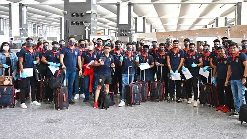 IPL 2021: ನಾಯಕನಿಲ್ಲದೆ ಯುಎಇಗೆ ಹಾರಿದ ಆರ್ಸಿಬಿ ಬಳಗ; ಮೊದಲ ಪಂದ್ಯ ಯಾರ ವಿರುದ್ಧ ಗೊತ್ತಾ? IPL 2021: ನಾಯಕನಿಲ್ಲದೆ ಯುಎಇಗೆ ಹಾರಿದ ಆರ್ಸಿಬಿ ಬಳಗ; ಮೊದಲ ಪಂದ್ಯ ಯಾರ ವಿರುದ್ಧ ಗೊತ್ತಾ?