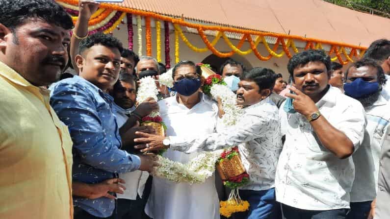 ಮಾಜಿ ಗೃಹ ಸಚಿವರಿಗೆ ಹಾರ ಹಾಕಿ ಜನ್ಮದಿನ ಶುಭಾಶಯ ಕೋರಿದ ರೌಡಿ ಶೀಟರ್, ನೆಲಮಂಗಲದ ಕಡೆ ಹೆಜ್ಜೆ ಹಾಕಿದರಾ ಪರಮೇಶ್ವರ್? ಮಾಜಿ ಗೃಹ ಸಚಿವರಿಗೆ ಹಾರ ಹಾಕಿ ಜನ್ಮದಿನ ಶುಭಾಶಯ ಕೋರಿದ ರೌಡಿ ಶೀಟರ್, ನೆಲಮಂಗಲದ ಕಡೆ ಹೆಜ್ಜೆ ಹಾಕಿದರಾ ಪರಮೇಶ್ವರ್?