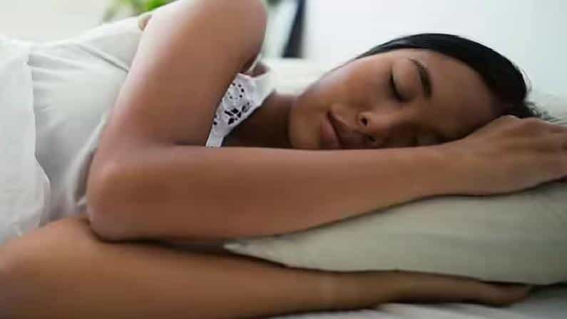 Left Side Sleeping: ಎಡಭಾಗಕ್ಕೆ ತಿರುಗಿ ಮಲಗುವುದು ನಮ್ಮ ಆರೋಗ್ಯಕ್ಕೆ ಎಷ್ಟು ಮುಖ್ಯ? Left Side Sleeping: ಎಡಭಾಗಕ್ಕೆ ತಿರುಗಿ ಮಲಗುವುದು ನಮ್ಮ ಆರೋಗ್ಯಕ್ಕೆ ಎಷ್ಟು ಮುಖ್ಯ?