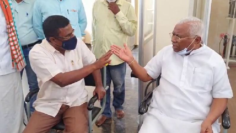 ತುಮಕೂರು ಸಂಸದ ಮತ್ತು ಗುಬ್ಬಿ ಶಾಸಕರ ನಡುವೆ ವಾಕ್ಸಮರ; ಎಂಎಸ್ಎಸ್ ಸ್ಟೇಷನ್ ಉದ್ಘಾಟನೆ ಕಾರ್ಯಕ್ರಮಲ್ಲೇ ಪರಸ್ಪರ ಜಗಳ ತುಮಕೂರು ಸಂಸದ ಮತ್ತು ಗುಬ್ಬಿ ಶಾಸಕರ ನಡುವೆ ವಾಕ್ಸಮರ; ಎಂಎಸ್ಎಸ್ ಸ್ಟೇಷನ್ ಉದ್ಘಾಟನೆ ಕಾರ್ಯಕ್ರಮಲ್ಲೇ ಪರಸ್ಪರ ಜಗಳ