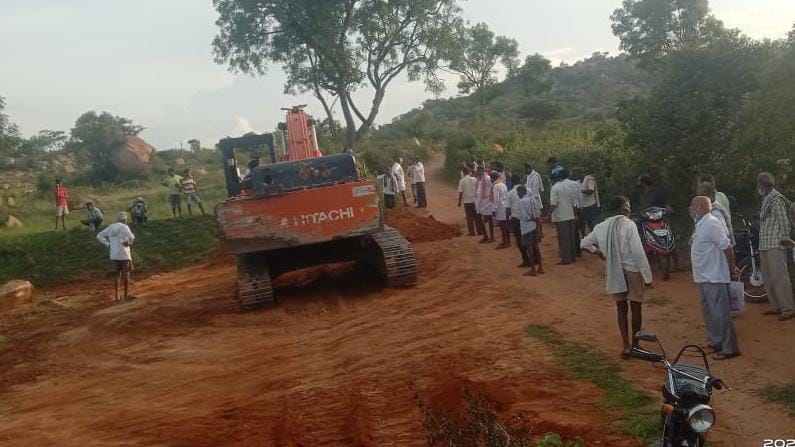 ಮಾಗಡಿ ತಾಲ್ಲೂಕಿನಾದ್ಯಂತ ಕಲ್ಲು ಗಣಿಗಾರಿಕೆಯದ್ದೇ ಸದ್ದು; ಮತ್ತೊಂದು ಬೆಟ್ಟ ಕರಗುವ ಆತಂಕ ಮಾಗಡಿ ತಾಲ್ಲೂಕಿನಾದ್ಯಂತ ಕಲ್ಲು ಗಣಿಗಾರಿಕೆಯದ್ದೇ ಸದ್ದು; ಮತ್ತೊಂದು ಬೆಟ್ಟ ಕರಗುವ ಆತಂಕ