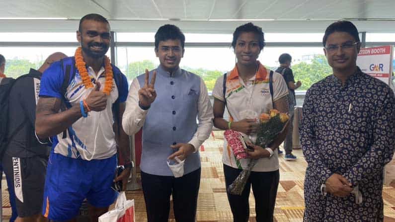 ಒಲಿಂಪಿಕ್ ಕ್ರೀಡಾಕೂಟದಲ್ಲಿ ಭಾಗವಹಿಸಿದ ಆಟಗಾರರನ್ನು ಸ್ವಾಗತಿಸಲು ಕ್ರೀಡಾ ಅಧಿಕಾರಿಗಳು, ವಿವಿಧ ಒಕ್ಕೂಟಗಳು, ಮಾಧ್ಯಮಗಳು ಹಾಗೂ ಹಲವು ರಾಜಕೀಯ ಪಕ್ಷಗಳ ಕಾರ್ಯಕರ್ತರು ವಿಮಾನ ನಿಲ್ದಾಣದಲ್ಲಿ ಹಾಜರಿದ್ದರು. ಇದರಲ್ಲಿ ಕರ್ನಾಟಕದ ಯುವ ಸಂಸದ ತೇಜಸ್ವಿ ಸೂರ್ಯ ಕೂಡ ಭಾಗವಹಿಸಿದ್ದರು. ಪ್ರತಿಯೊಬ್ಬ ಸ್ಪರ್ಧಿಗಳನ್ನು ತೇಜಸ್ವಿ ಸೂರ್ಯ ಆತ್ಮೀಯವಾಗಿ ಬರ ಮಾಡಿಕೊಂಡರು.