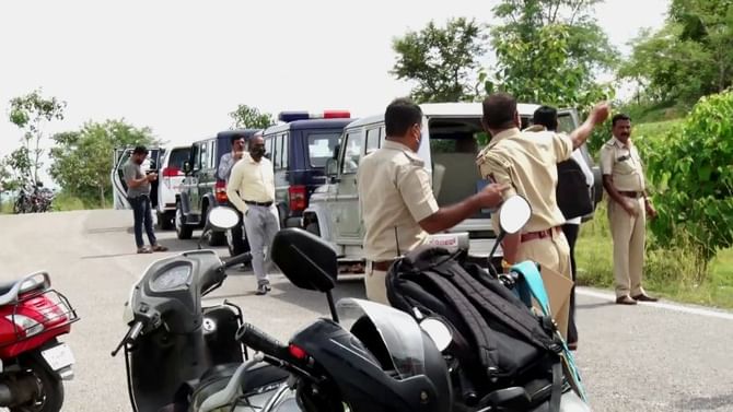 Mysuru gang rape : ಗ್ಯಾಂಗ್ರೇಪ್ ಪ್ರಕರಣ- ತಮಿಳುನಾಡಲ್ಲಿ ಐದು ಆರೋಪಿಗಳು ವಶಕ್ಕೆ, ಆರೋಪಿಗಳು ವಿದ್ಯಾರ್ಥಿಗಳಲ್ಲ Mysuru gang rape : ಗ್ಯಾಂಗ್ರೇಪ್ ಪ್ರಕರಣ- ತಮಿಳುನಾಡಲ್ಲಿ ಐದು ಆರೋಪಿಗಳು ವಶಕ್ಕೆ, ಆರೋಪಿಗಳು ವಿದ್ಯಾರ್ಥಿಗಳಲ್ಲ