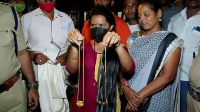 ಮಹಿಳೆ ಆಟೋದಲ್ಲಿ ಬಿಟ್ಟುಹೋಗಿದ್ದ ಚಿನ್ನಾಭರಣ ವಾಪಸ್ ಮಾಡಿ, ಪ್ರಾಮಾಣಿಕತೆ ಮೆರೆದ ಆಟೋ ಚಾಲಕ ವೀರಣ್ಣ