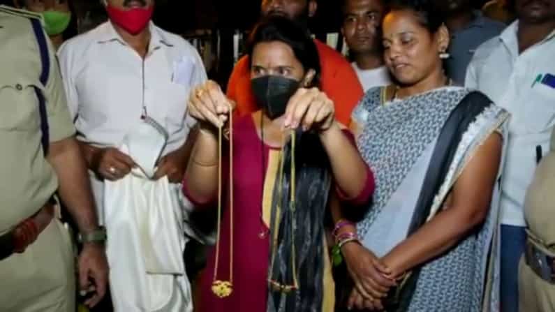 ಮಹಿಳೆ ಆಟೋದಲ್ಲಿ ಬಿಟ್ಟುಹೋಗಿದ್ದ ಚಿನ್ನಾಭರಣ ವಾಪಸ್ ಮಾಡಿ, ಪ್ರಾಮಾಣಿಕತೆ ಮೆರೆದ ಆಟೋ ಚಾಲಕ ವೀರಣ್ಣ ಮಹಿಳೆ ಆಟೋದಲ್ಲಿ ಬಿಟ್ಟುಹೋಗಿದ್ದ ಚಿನ್ನಾಭರಣ ವಾಪಸ್ ಮಾಡಿ, ಪ್ರಾಮಾಣಿಕತೆ ಮೆರೆದ ಆಟೋ ಚಾಲಕ ವೀರಣ್ಣ