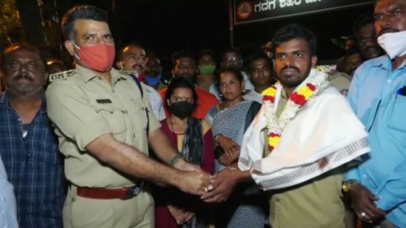  gadag auto driver honesty returns gold ornaments to woman passenger