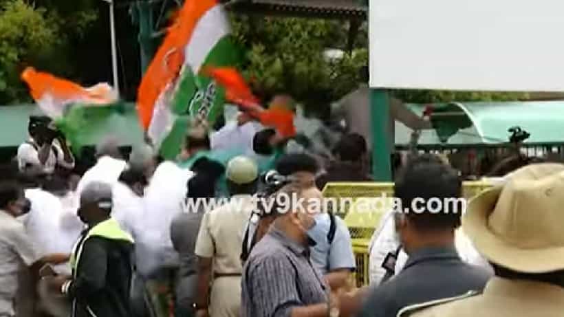 ಬೆಲೆ ಏರಿಕೆ ವಿರುದ್ಧ ಪ್ರತಿಭಟನೆ- ಎತ್ತಿನ ಗಾಡಿಯಿಂದ ಕೆಳಗೆ ಬಿದ್ದ ಕಾಂಗ್ರೆಸ್ ಶಾಸಕರು; ಸಿದ್ದರಾಮಯ್ಯ ಶಿವಕುಮಾರ್ ಬಚಾವ್