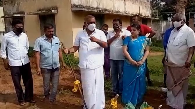 ಶಾಲಾ ಆವರಣದಲ್ಲಿ ಕಟ್ಟಡಕ್ಕೆ ವಿರೋಧ: ಕ್ರೀಡಾಪಟುಗಳ ವಿರುದ್ಧ ಸಚಿವ ಮಾಧುಸ್ವಾಮಿ ಗರಂ; ಇದೆನ್ ನಿಮ್ಮ ಆಸ್ತಿನಾ? ಜಾಸ್ತಿ ಆಯ್ತು ಎಂದರು ಶಾಲಾ ಆವರಣದಲ್ಲಿ ಕಟ್ಟಡಕ್ಕೆ ವಿರೋಧ: ಕ್ರೀಡಾಪಟುಗಳ ವಿರುದ್ಧ ಸಚಿವ ಮಾಧುಸ್ವಾಮಿ ಗರಂ; ಇದೆನ್ ನಿಮ್ಮ ಆಸ್ತಿನಾ? ಜಾಸ್ತಿ ಆಯ್ತು ಎಂದರು