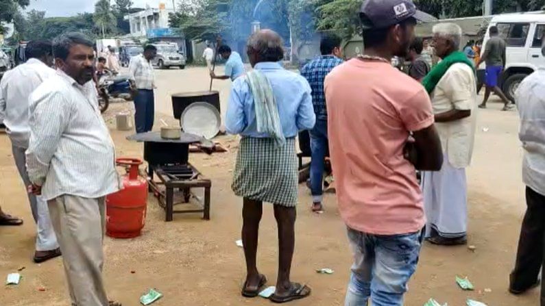 ರಾಷ್ಟ್ರೀಯ ಹೆದ್ದಾರಿ ದುರಸ್ತಿಗೆ ಆಗ್ರಹಿಸಿ ಮಂಚೇನಹಳ್ಳಿ ಬಂದ್; ರಸ್ತೆಯಲ್ಲೇ ಅಡುಗೆ, ಸಚಿವ ಸುಧಾಕರ್ ವಿರುದ್ಧ ಆಕ್ರೋಶ