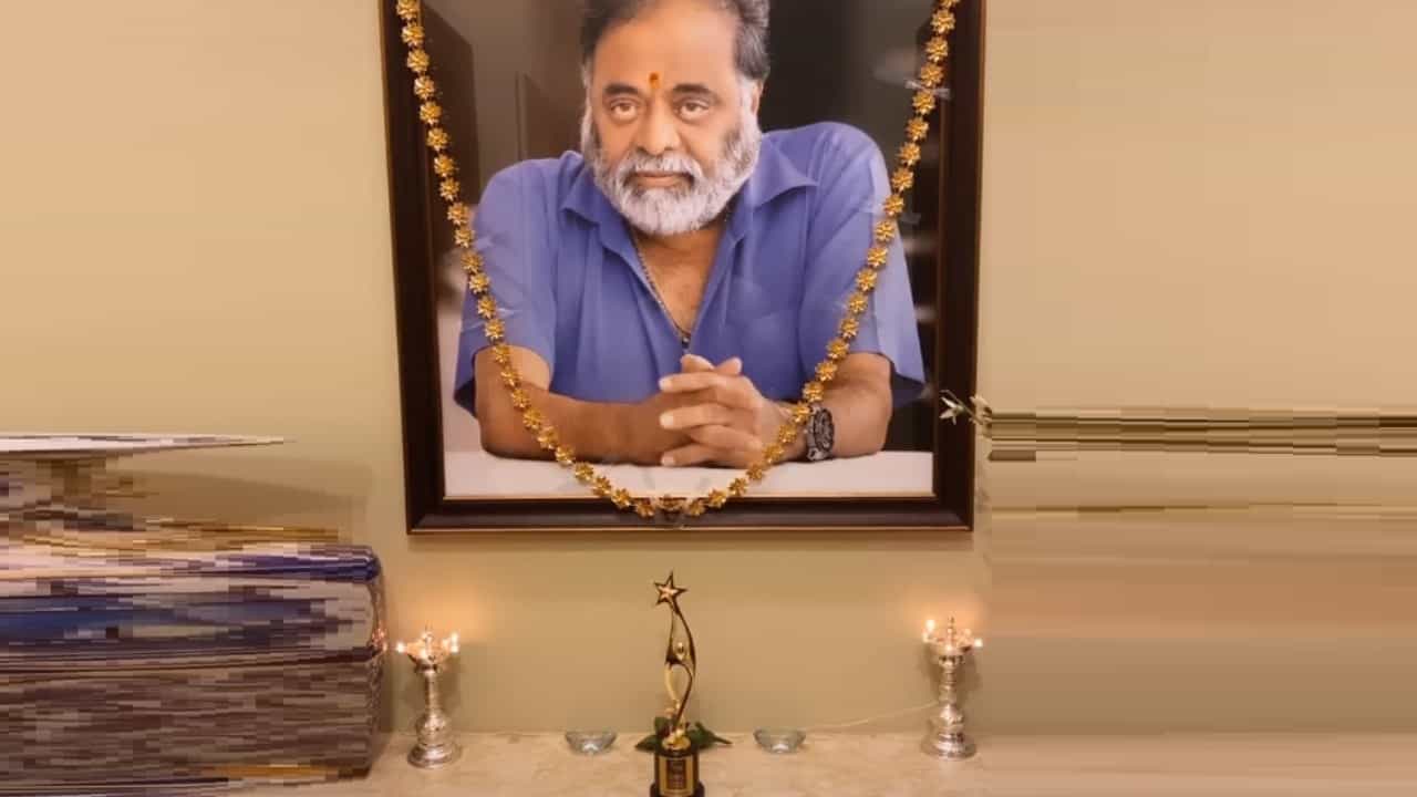 ಹೈದರಾಬಾದ್ನಲ್ಲಿ ನಡೆದ ಅದ್ದೂರಿ ಸೈಮಾ ಸಮಾರಂಭದಲ್ಲಿ ‘ಅತ್ಯುತ್ತಮ ಹೊಸ ನಟ’ ಪ್ರಶಸ್ತಿ ಪಡೆದ ಅಭಿಷೇಕ್ ಅಂಬರೀಷ್ ಅವರು ಈ ಪ್ರಶಸ್ತಿಯನ್ನು ಅಪ್ಪನ ಫೋಟೋದ ಮುಂದಿರಿಸಿ ಖುಷಿಪಟ್ಟಿದ್ದಾರೆ. ಎಲ್ಲರಿಂದ ಅವರಿಗೆ ಅಭಿನಂದನೆ ಸಲ್ಲಿಕೆ ಆಗುತ್ತಿದೆ.