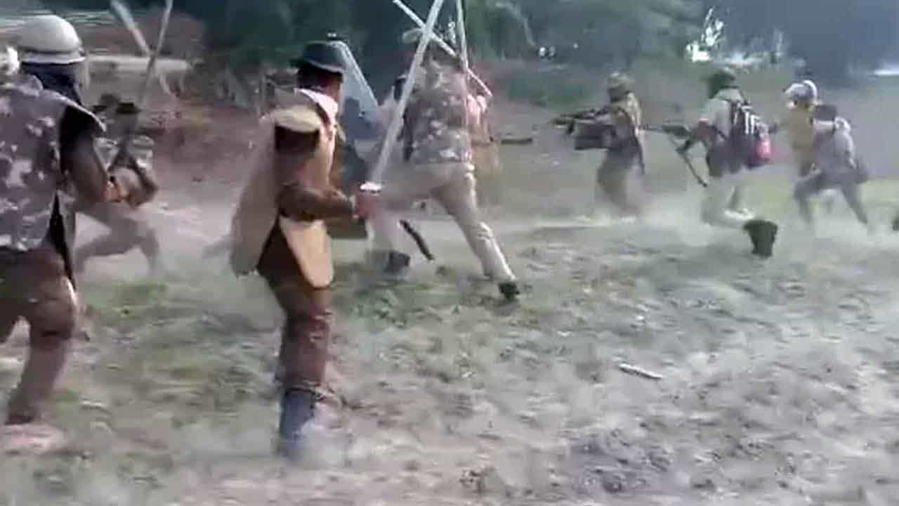Assam Violence: ಒತ್ತುವರಿ ತೆರವುಗೊಳಿಸಲು ಬಂದ ಪೊಲೀಸರೊಂದಿಗೆ ಸಂಘರ್ಷ: ಇಬ್ಬರ ಸಾವು, ಜನರ ಮೇಲಿನ ಹಲ್ಲೆ ಕ್ಯಾಮೆರಾದಲ್ಲಿ ದಾಖಲು Assam Violence: ಒತ್ತುವರಿ ತೆರವುಗೊಳಿಸಲು ಬಂದ ಪೊಲೀಸರೊಂದಿಗೆ ಸಂಘರ್ಷ: ಇಬ್ಬರ ಸಾವು, ಜನರ ಮೇಲಿನ ಹಲ್ಲೆ ಕ್ಯಾಮೆರಾದಲ್ಲಿ ದಾಖಲು
