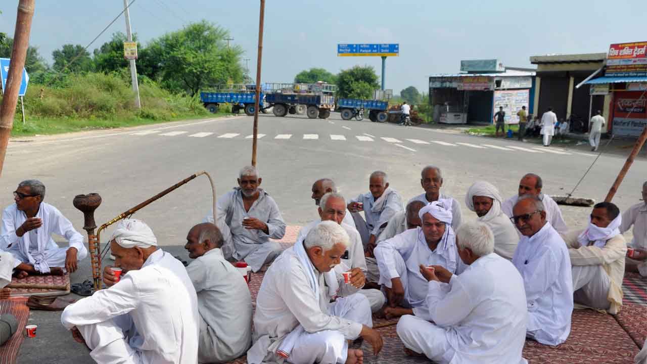  ಕೇಂದ್ರ ಸರ್ಕಾರದ ಮೂರು ಕೃಷಿ ಸುಧಾರಣಾ ಕಾನೂನುಗಳ ವಿರುದ್ಧ 'ಭಾರತ್ ಬಂದ್' ಸಮಯದಲ್ಲಿ ರಸ್ತೆ  ಬಂದ್ ಮಾಡಿದ ಸಂಯುಕ್ತ ಕಿಸಾನ್ ಮೋರ್ಚಾದ ಸದಸ್ಯರು