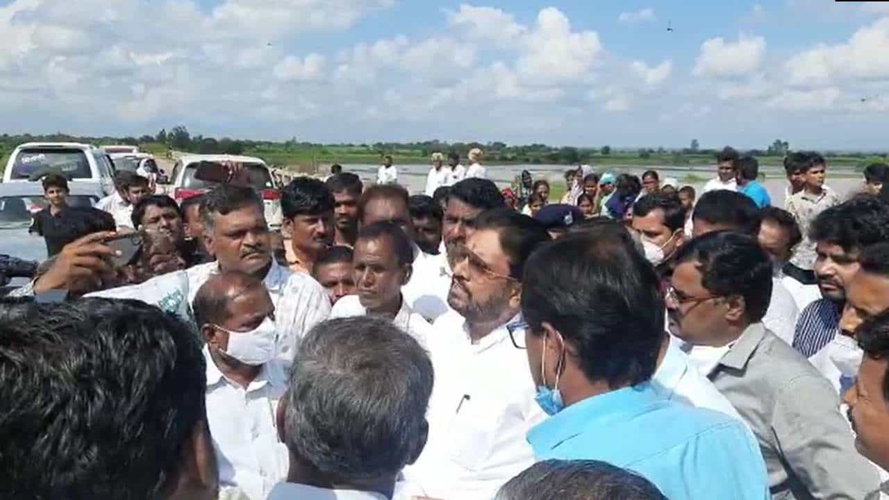 Bidar: ಕಾರಂಜಾ ಜಲಾಶಯ ಹಿನ್ನೀರಿನಿಂದ ಅಪಾರ ಬೆಳೆಹಾನಿ; ಅಧಿಕಾರಿಗಳ ಭೇಟಿ, ಪರಿಶೀಲನೆ Bidar: ಕಾರಂಜಾ ಜಲಾಶಯ ಹಿನ್ನೀರಿನಿಂದ ಅಪಾರ ಬೆಳೆಹಾನಿ; ಅಧಿಕಾರಿಗಳ ಭೇಟಿ, ಪರಿಶೀಲನೆ