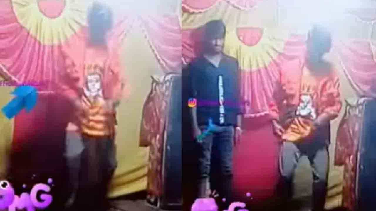 Viral Video: ಸ್ಟೈಲ್ ಆಗಿ ಡಾನ್ಸ್ ಮಾಡೋದಕ್ಕೆ ಹೋಗಿ ವೇದಿಕೆ ಮೇಲೆ ಪಲ್ಟಿಯಾಗಿ ಬಿದ್ದ ಯುವಕನ ವಿಡಿಯೋ ವೈರಲ್ Viral Video: ಸ್ಟೈಲ್ ಆಗಿ ಡಾನ್ಸ್ ಮಾಡೋದಕ್ಕೆ ಹೋಗಿ ವೇದಿಕೆ ಮೇಲೆ ಪಲ್ಟಿಯಾಗಿ ಬಿದ್ದ ಯುವಕನ ವಿಡಿಯೋ ವೈರಲ್