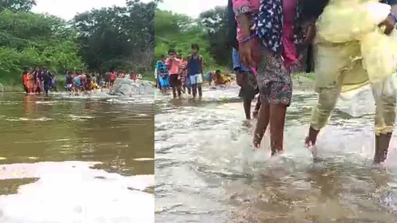 ಗದಗ: ಮಳೆ ಬಂದರೆ ಹಳ್ಳದ ದಡದ ಮೇಲೆ ವಿದ್ಯಾರ್ಥಿಗಳು ಕಾಯಬೇಕು! ಬಸ್ ಸೌಲಭ್ಯ ಕಲ್ಪಿಸದಿದ್ದರೆ ಹೋರಾಟದ ಎಚ್ಚರಿಕೆ ನೀಡಿದ ಗ್ರಾಮಸ್ಥರು ಗದಗ: ಮಳೆ ಬಂದರೆ ಹಳ್ಳದ ದಡದ ಮೇಲೆ ವಿದ್ಯಾರ್ಥಿಗಳು ಕಾಯಬೇಕು! ಬಸ್ ಸೌಲಭ್ಯ ಕಲ್ಪಿಸದಿದ್ದರೆ ಹೋರಾಟದ ಎಚ್ಚರಿಕೆ ನೀಡಿದ ಗ್ರಾಮಸ್ಥರು