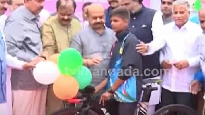 ಕೊಟ್ಟ ಮಾತಿನಂತೆ ಗದುಗಿನ ಸೈಕ್ಲಿಸ್ಟ್ ಪವಿತ್ರಾಗೆ ಅತ್ಯಾಧುನಿಕ ರೇಸ್ ಸೈಕಲ್ ನೀಡಿದರು ಸಿ ಎಮ್ ಬೊಮ್ಮಾಯಿ ಕೊಟ್ಟ ಮಾತಿನಂತೆ ಗದುಗಿನ ಸೈಕ್ಲಿಸ್ಟ್ ಪವಿತ್ರಾಗೆ ಅತ್ಯಾಧುನಿಕ ರೇಸ್ ಸೈಕಲ್ ನೀಡಿದರು ಸಿ ಎಮ್ ಬೊಮ್ಮಾಯಿ