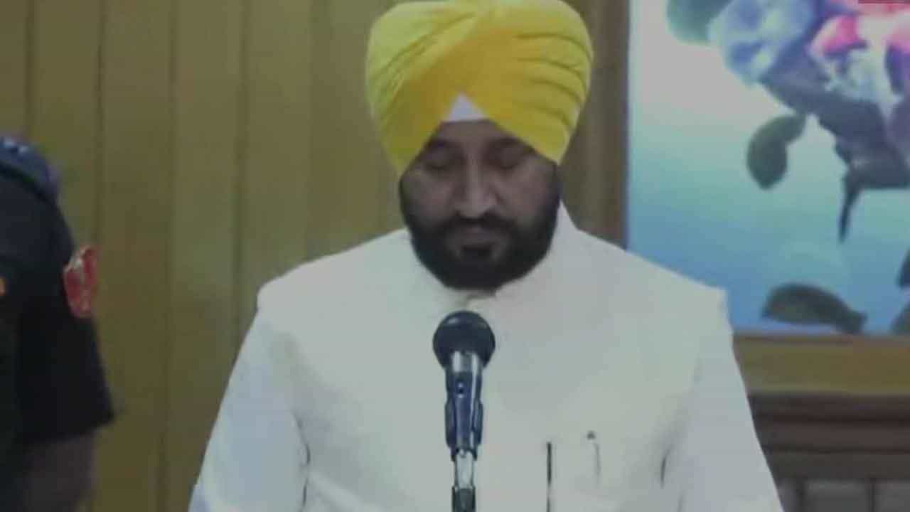 Charanjit Singh Channi ಪಂಜಾಬ್ ಮುಖ್ಯಮಂತ್ರಿಯಾಗಿ ಚರಣ್ಜಿತ್ ಸಿಂಗ್ ಛನ್ನಿ ಪ್ರಮಾಣ ವಚನ ಸ್ವೀಕಾರ Charanjit Singh Channi ಪಂಜಾಬ್ ಮುಖ್ಯಮಂತ್ರಿಯಾಗಿ ಚರಣ್ಜಿತ್ ಸಿಂಗ್ ಛನ್ನಿ ಪ್ರಮಾಣ ವಚನ ಸ್ವೀಕಾರ