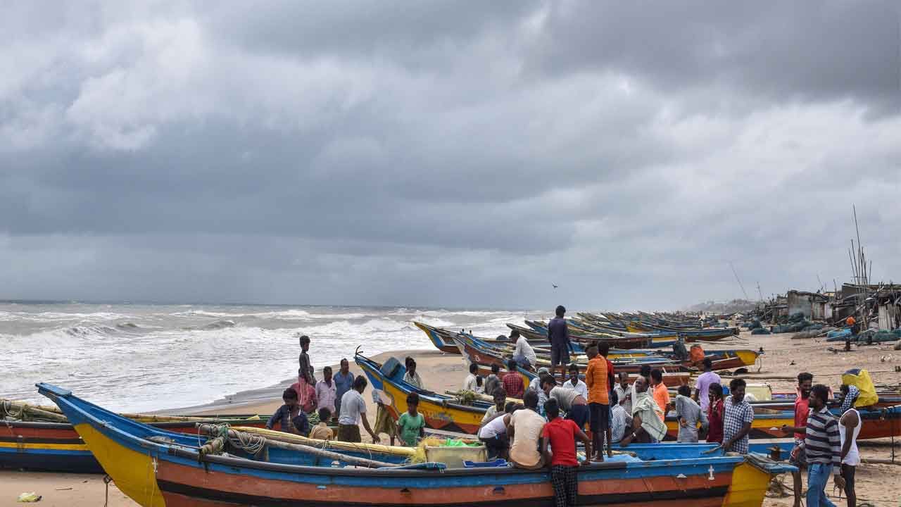 Cyclone Gulab ಅಬ್ಬರಿಸಿದ ಗುಲಾಬ್ ಚಂಡಮಾರುತ: ಆಂಧ್ರ ಪ್ರದೇಶದ ಇಬ್ಬರು ಮೀನುಗಾರರು ಸಾವು, ಒಬ್ಬ ನಾಪತ್ತೆ