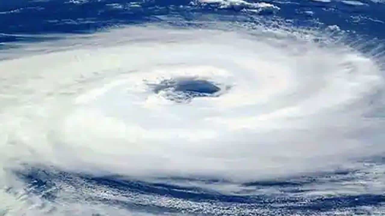 Cyclone Gulab: ಗುಲಾಬ್ ಚಂಡಮಾರುತದಿಂದ ಭೂಕುಸಿತದ ಅಪಾಯ; ಒಡಿಶಾ, ಆಂಧ್ರಪ್ರದೇಶದಲ್ಲಿ ರಕ್ಷಣಾ ಪಡೆಗಳು ಸಜ್ಜು, ರೈಲು ಸಂಚಾರ ರದ್ದು Cyclone Gulab: ಗುಲಾಬ್ ಚಂಡಮಾರುತದಿಂದ ಭೂಕುಸಿತದ ಅಪಾಯ; ಒಡಿಶಾ, ಆಂಧ್ರಪ್ರದೇಶದಲ್ಲಿ ರಕ್ಷಣಾ ಪಡೆಗಳು ಸಜ್ಜು, ರೈಲು ಸಂಚಾರ ರದ್ದು