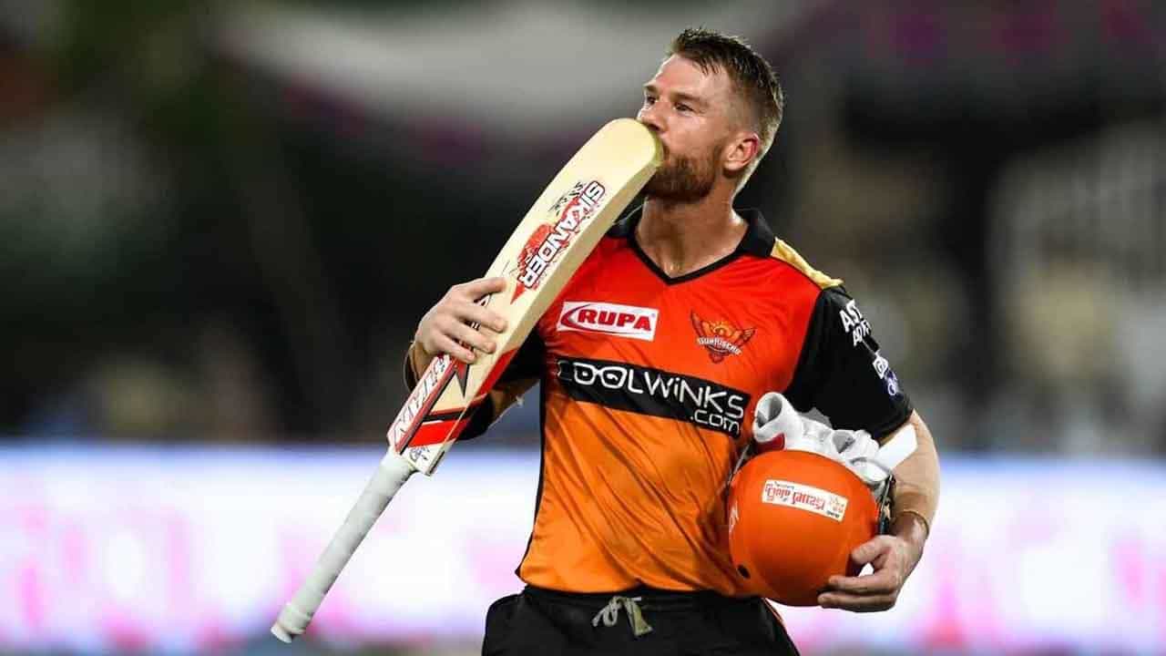 IPL 2021: ಹೋಟೆಲ್ ರೂಮ್ನಲ್ಲೇ ಅಭ್ಯಾಸ ಆರಂಭಿಸಿದ ಸನ್ರೈಸರ್ಸ್ ತಂಡದ ನಾಯಕ ಡೇವಿಡ್ ವಾರ್ನರ್ IPL 2021: ಹೋಟೆಲ್ ರೂಮ್ನಲ್ಲೇ ಅಭ್ಯಾಸ ಆರಂಭಿಸಿದ ಸನ್ರೈಸರ್ಸ್ ತಂಡದ ನಾಯಕ ಡೇವಿಡ್ ವಾರ್ನರ್