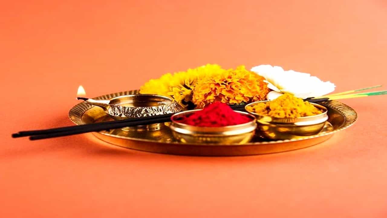 Rules for worship: ನಿಮ್ಮ ಹೆತ್ತವರ ಫೋಟೋ ಪೂಜಾ ಕೋಣೆಯಲ್ಲಿ ಇಡಬೇಡಿ, ದೇವರ ಪೂಜೆಗೆ ಪಾಲಿಸಬೇಕಾದ ನಿಯಮಗಳು ಹೀಗಿವೆ Rules for worship: ನಿಮ್ಮ ಹೆತ್ತವರ ಫೋಟೋ ಪೂಜಾ ಕೋಣೆಯಲ್ಲಿ ಇಡಬೇಡಿ, ದೇವರ ಪೂಜೆಗೆ ಪಾಲಿಸಬೇಕಾದ ನಿಯಮಗಳು ಹೀಗಿವೆ
