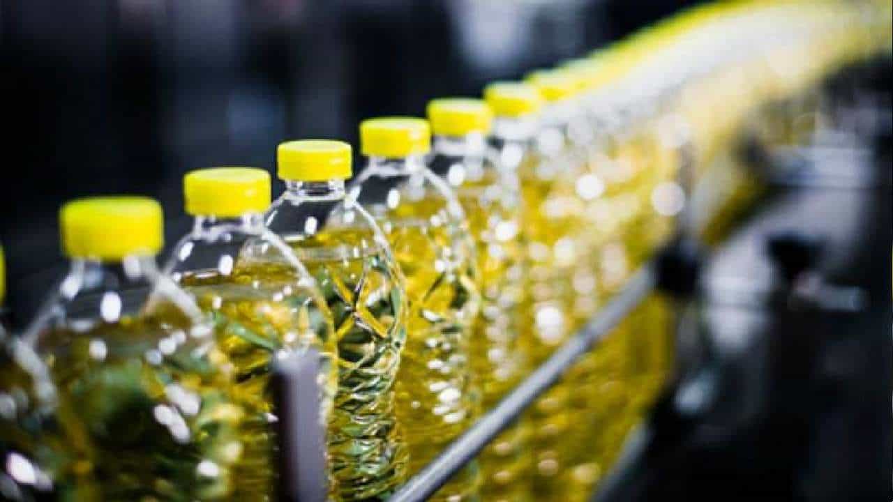 Edible Oil: ಖಾದ್ಯ ತೈಲದ ಬೆಲೆ ಇಳಿಕೆ ಮಾಡಲು ಸೀಮಾ ಸುಂಕ ಕಡಿತಗೊಳಿಸಿದ ಕೇಂದ್ರ ಸರ್ಕಾರ Edible Oil: ಖಾದ್ಯ ತೈಲದ ಬೆಲೆ ಇಳಿಕೆ ಮಾಡಲು ಸೀಮಾ ಸುಂಕ ಕಡಿತಗೊಳಿಸಿದ ಕೇಂದ್ರ ಸರ್ಕಾರ