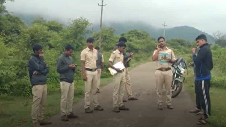 ಮಂಡ್ಯ: ಜಿಂಕೆ ಬೇಟೆಯಾಡಿ ಹೆಗಲ ಮೇಲೆ ಹೊತ್ತು ಬರುತ್ತಿದ್ದವರಿಗೆ ಅರಣ್ಯಾಧಿಕಾರಿಗಳಿಂದ ಗುಂಡೇಟು; ಒಬ್ಬ ಸೆರೆ, ಮೂವರು ಪರಾರಿ ಮಂಡ್ಯ: ಜಿಂಕೆ ಬೇಟೆಯಾಡಿ ಹೆಗಲ ಮೇಲೆ ಹೊತ್ತು ಬರುತ್ತಿದ್ದವರಿಗೆ ಅರಣ್ಯಾಧಿಕಾರಿಗಳಿಂದ ಗುಂಡೇಟು; ಒಬ್ಬ ಸೆರೆ, ಮೂವರು ಪರಾರಿ