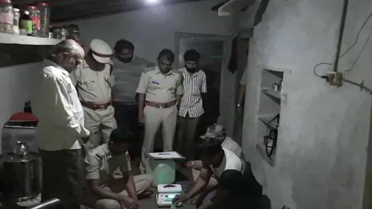 ಉತ್ತರ ಕನ್ನಡ: ಗಾಂಜಾ ಮಾರಾಟ ಮಾಡುತ್ತಿದ್ದ ಅರ್ಚಕನ ಬಂಧನ ಉತ್ತರ ಕನ್ನಡ: ಗಾಂಜಾ ಮಾರಾಟ ಮಾಡುತ್ತಿದ್ದ ಅರ್ಚಕನ ಬಂಧನ