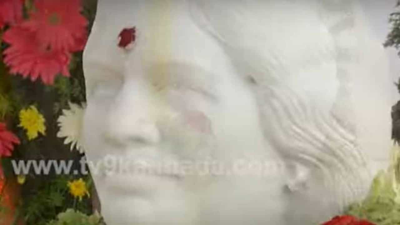 ಅಮ್ಮನ ಕೊನೆಯಾಸೆಯನ್ನು ಈ ಮಕ್ಕಳು ಈಡೇರಿಸಿರುವ ರೀತಿ ಅಪೂರ್ವ ಮತ್ತು ಅನುಕರಣೀಯವಾದದ್ದು! ಅಮ್ಮನ ಕೊನೆಯಾಸೆಯನ್ನು ಈ ಮಕ್ಕಳು ಈಡೇರಿಸಿರುವ ರೀತಿ ಅಪೂರ್ವ ಮತ್ತು ಅನುಕರಣೀಯವಾದದ್ದು!